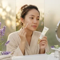 Cô Gái Đang Chấm Gel Trị Mụn Nha Đam Dr Cell 15G Lên Nốt Mụn Bằng Tăm Bông