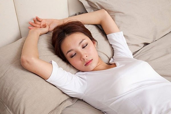 Tư Thế Nằm Ngửa Khi Ngủ Giúp Tránh Ma Sát Da Mặt Với Vỏ Gối Và Ngăn Ngừa Hình Thành Nếp Nhăn