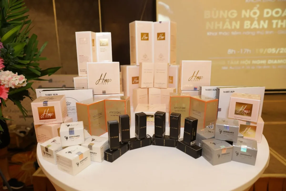 Mỹ Phẩm Hm Store Tốt Không? Review Chi Tiết &Amp; Đánh Giá Trung Thực 2026 5 Bộ Mỹ Phẩm Hm Store Chính Hãng Gồm Kem Face, Serum Và Kem Body Được Trưng Bày Tại Sự Kiện