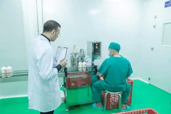 Kem Jussmy Có Tốt Không? Giá Bao Nhiêu? Review Chi Tiết &Amp; Hướng Dẫn Sử Dụng 3 Chuyên Gia Kiểm Tra Máy Chiết Rót Kem Dưỡng Trắng Da Jussmy Tại Nhà Máy Sản Xuất Mỹ Phẩm Hm Store