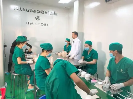 Kem Jussmy Có Tốt Không? Giá Bao Nhiêu? Review Chi Tiết &Amp; Hướng Dẫn Sử Dụng 2 Nhà Máy Sản Xuất Mỹ Phẩm Hm Store – Công Nhân Đóng Gói Kem Jussmy Trong Phòng Sạch Đạt Chuẩn Gmp