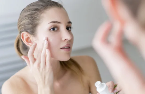 5 Nguyên Nhân Gây Nám Da Mà Chị Em Cần Biết 2 Sử Dụng Mỹ Phẩm Có Chứa Hương Hiệu Gây Kích Ứng Da, Chứa Chất Bảo Quản Paraben Nguyên Nhân Gây Nám