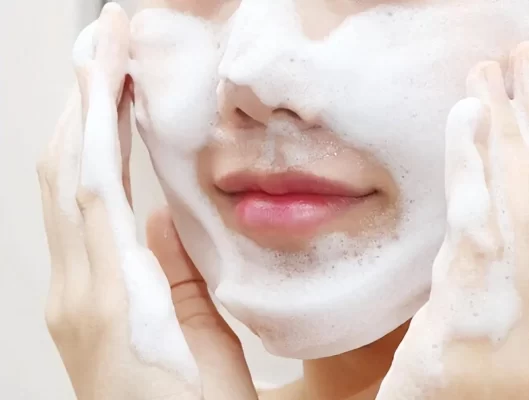 Rửa mặt skincare cho da nám