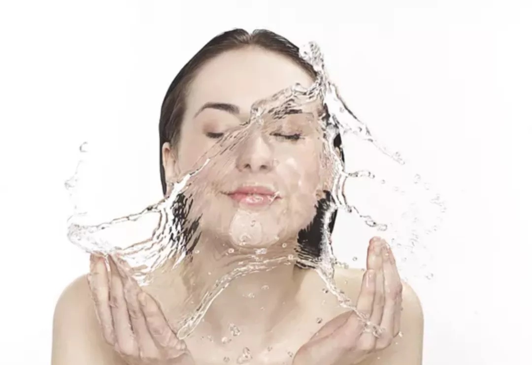 Làm sạch da sai cách Rửa mặt bằng nước quá nóng hoặc quá lạnh