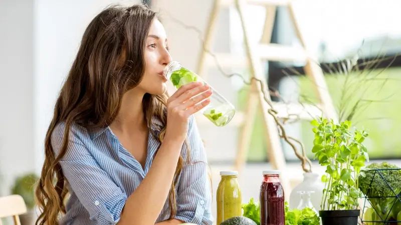 Detox thanh lọc cơ thể dưa leo, chanh và bạc hà