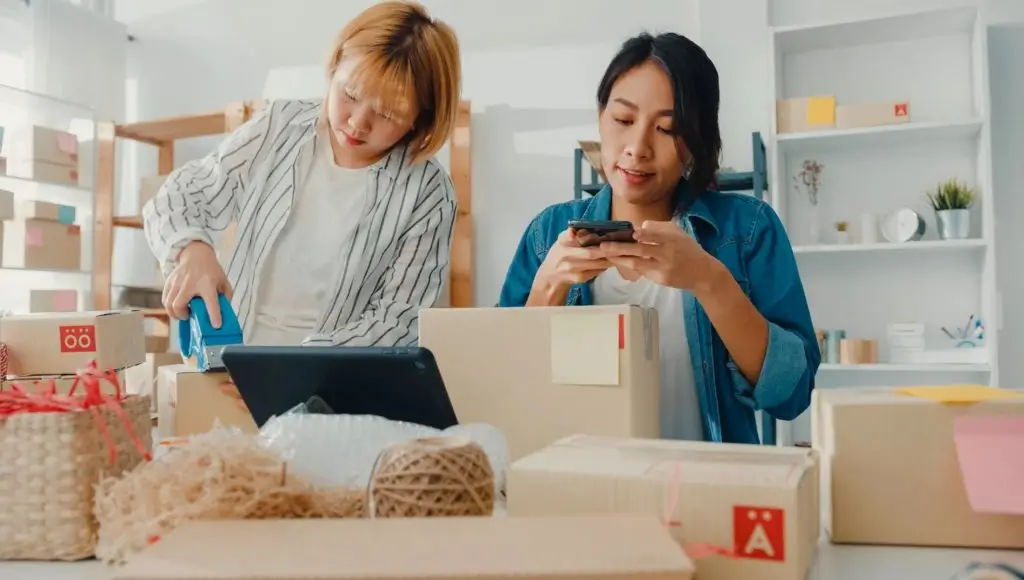 khách hàng mua mỹ phẩm