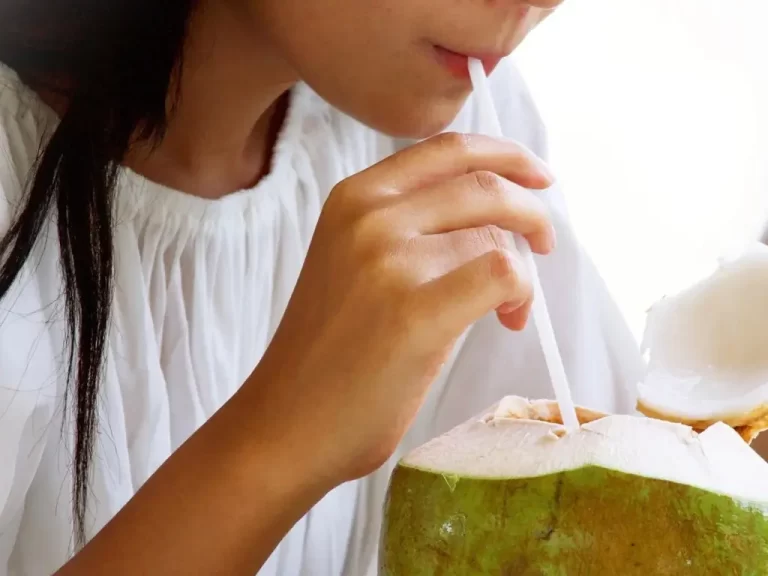 Uống Nước Dừa Thường Xuyên Có Giúp Giảm Nám Không?