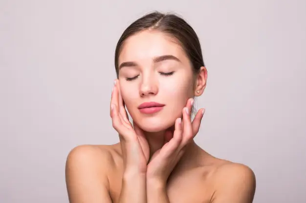 Massage mặt giúp da sáng khỏe rạng ngời