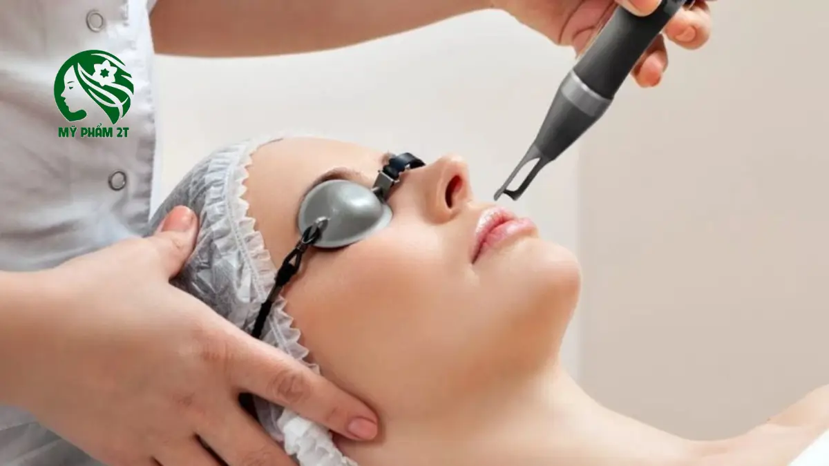 Vì sao cần dùng kem phục hồi da sau laser?