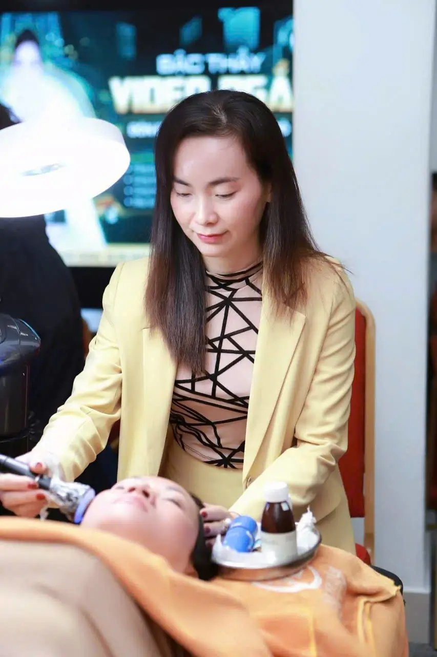Chuyên Gia Vũ Thị Trà My Đang Sử Dụng Thiết Bị Công Nghệ Cao Điều Trị Da Mặt Cho Khách Hàng.