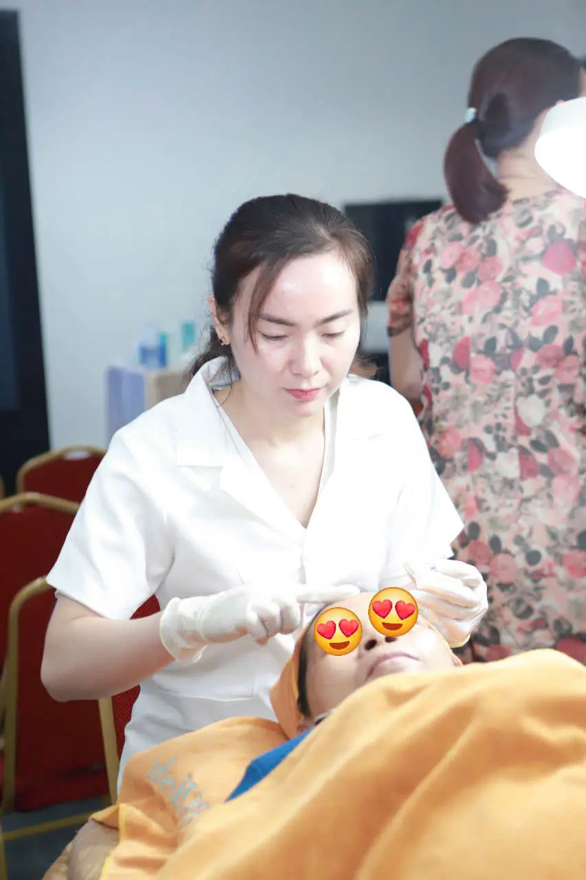 Chuyên Gia Vũ Thị Trà My Thăm Khám Da Cho Khách Hàng
