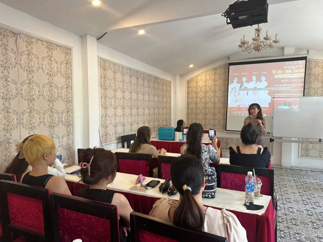 Vũ Thị Trà My giảng dạy lớp chuyển giao Thân Tâm Dưỡng Sinh