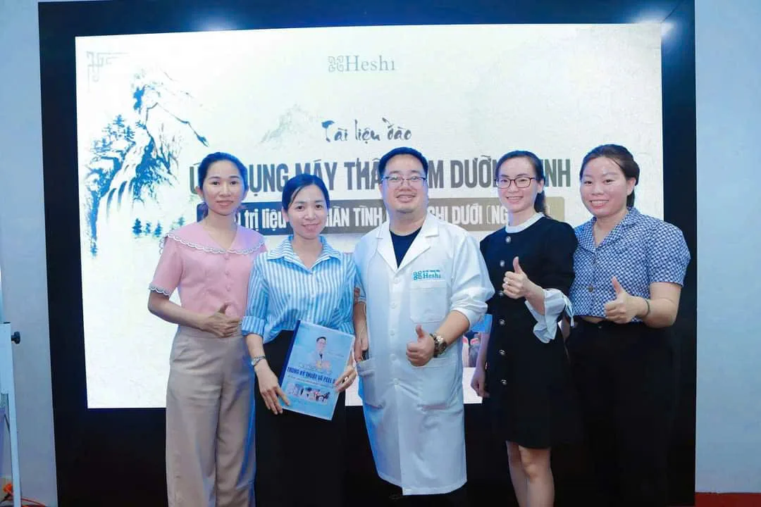 Vũ Thị Trà My nhận tài liệu đào tạo chuyên sâu Heshi