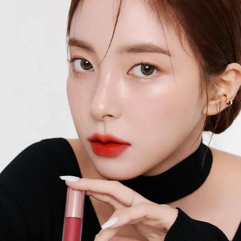 Review Thực Tế: Son Bbia Có Tốt Không Chia Sẻ Chi Tiết? 4 Cận Cảnh Gương Mặt Người Mẫu Sử Dụng Son Bbia V Edition Với Đôi Môi Đỏ Mọng Quyến Rũ.