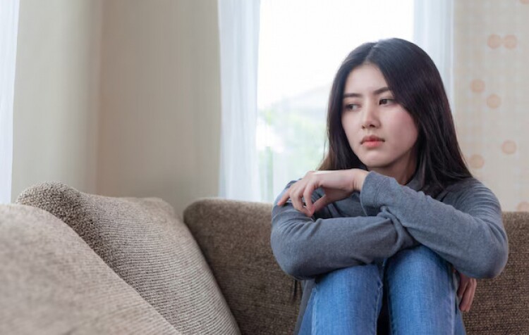 Chồng Nói Đi Đá Bóng, Áo Thơm Nước Hoa Phụ Nữ: Khi Lời Hứa Nhận Con Nuôi Thành Cái Cớ 5 Người Phụ Nữ Ngồi Ôm Gối Trên Ghế Sofa, Im Lặng Tính Việc Cần Làm Tiếp.