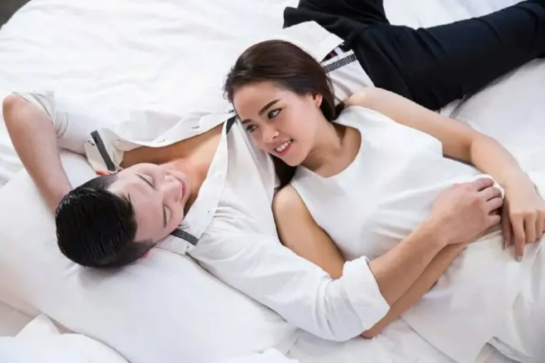 Gần Gũi Xong, Nhìn Hành Động Chứ Đừng Soi “Thật Lòng”