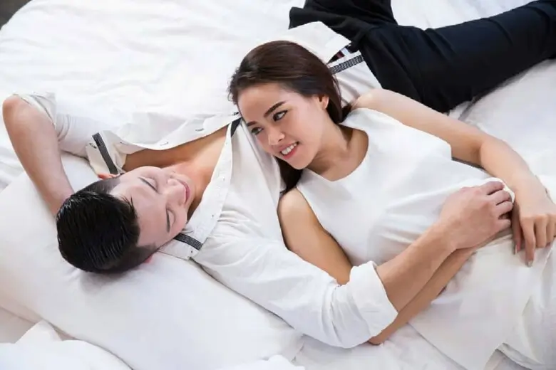 Gần Gũi Xong, Nhìn Hành Động Chứ Đừng Soi “Thật Lòng” 1 Ngồi Trên Giường, Nhìn Nhau Và Nắm Tay, Ánh Sáng Tự Nhiên