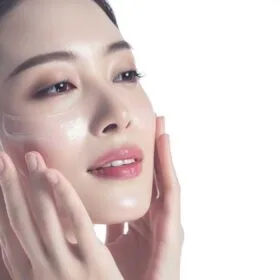 Phụ Nữ Thoa Kem Dưỡng Da Mặt Để Cân Bằng Các Nhóm Thành Phần Trong Kem Dưỡng Ẩm.