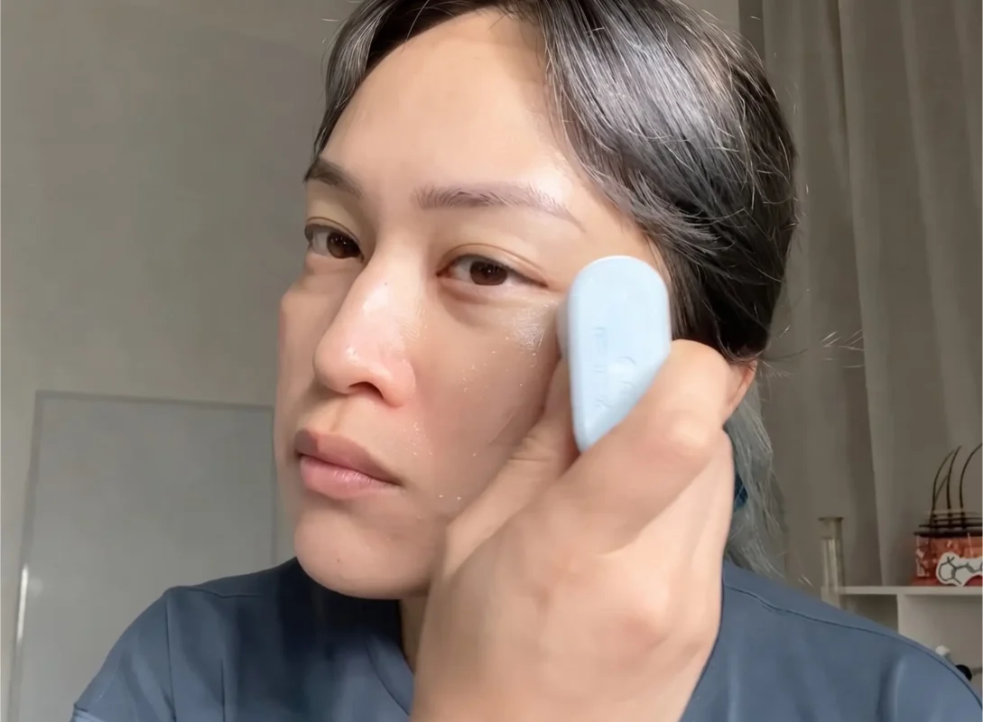 Cách Bôi Kem Chống Nắng Dạng Thỏi Cho Đủ Spf Michelle Wong 2 Cách Bôi Kem Chống Nắng Dạng Thỏi Trực Tiếp Lên Má