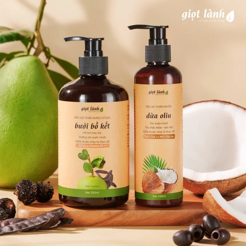 Combo Gội Xả Giọt Lành Có “Lành” Với Tóc Rụng, Tóc Khô? 2 Dầu Gội Thảo Dược Cô Đặc Bưởi Bồ Kết 500Ml Và Dầu Xả Thiên Nhiên Dừa Oliu 250Ml Giọt Lành Trên Khay Gỗ