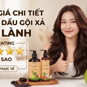 Người Mẫu Cầm Bộ Đôi Dầu Gội Bưởi Bồ Kết Và Dầu Xả Dừa Oliu Giọt Lành Trên Bàn Có Bưởi, Dừa