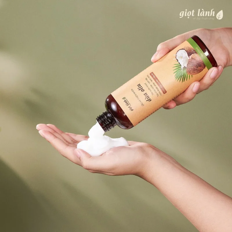 Combo Gội Xả Giọt Lành Có “Lành” Với Tóc Rụng, Tóc Khô? 4 Dầu Xả Thiên Nhiên Dừa Oliu Giọt Lành Dạng Kem Trắng Đục Được Đổ Từ Chai Nâu Ra Bàn Tay