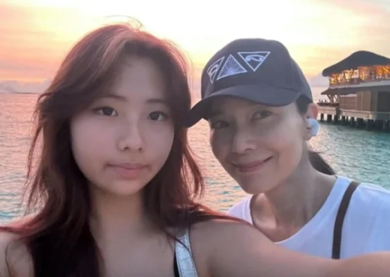 Quách Thiện Ni Chụp Ảnh Selfie Cùng Con Gái Trong Chuyến Du Lịch Ngoài Trời.