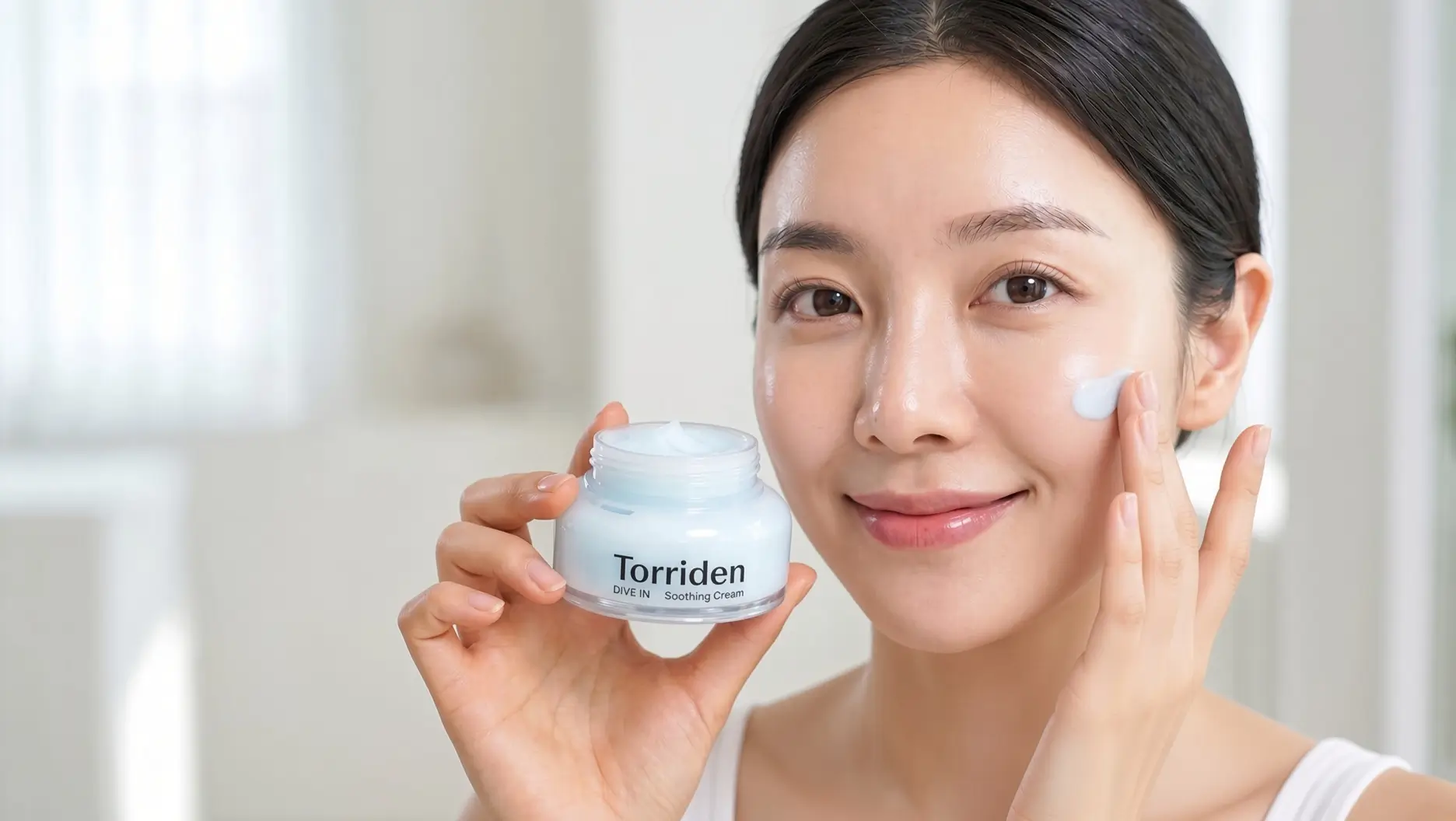 Kem Dưỡng Torriden Có Tốt Không? Review Thật Sau 3 Tuần Sử Dụng 4 Review Kem Dưỡng Torriden: Cô Gái Thoa Kem Gel Dive In Lên Má